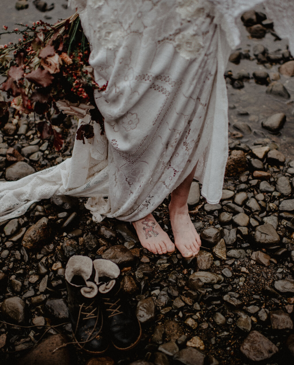 Braut mit nackten Füßen vor ihrem Elopement in Schottland