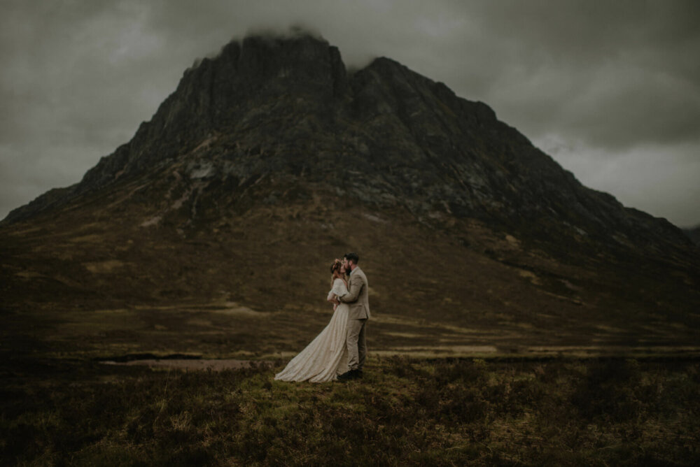 paar während küss in schottland nach elopement